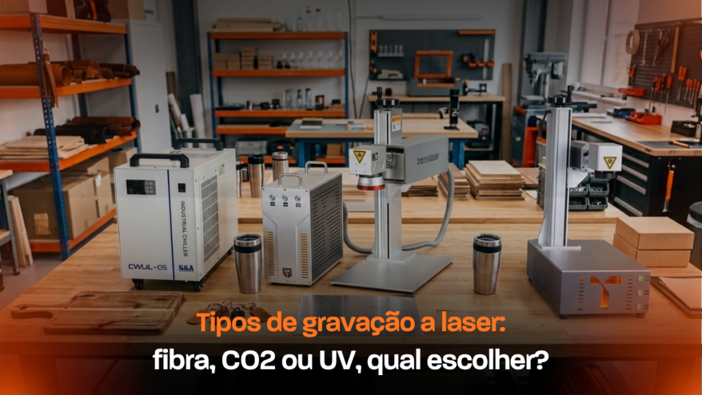 Tipos de gravação a laser: máquinas de fibra, CO2 e UV gravando metal, madeira e brindes em uma bancada